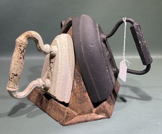 CAST IRON FLAT STORE DISPLAY / RACK W/ IRONS: 8-1/2" X 9" X 8-1/2"