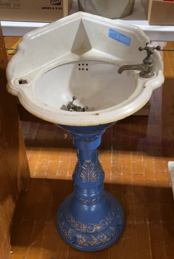 VINTAGE PORCELAIN & IRON CORNER PEDESTAL SINK: 18-1/2" X 33-1/2" X 18"