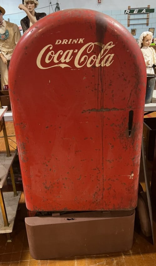 VINTAGE MAILBOX STYLE COCA-COLA VENDING MACHINE (1 of 4)