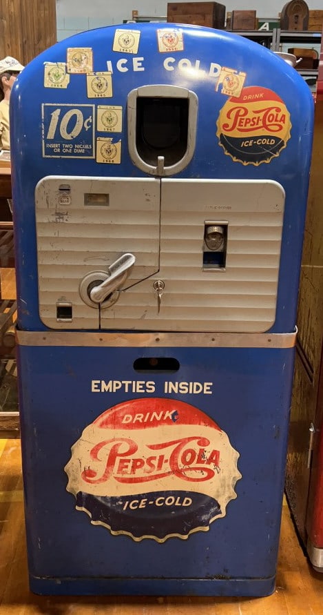PEPSI-COLA VMC MODEL 27 VENDING MACHINE (1 of 5)