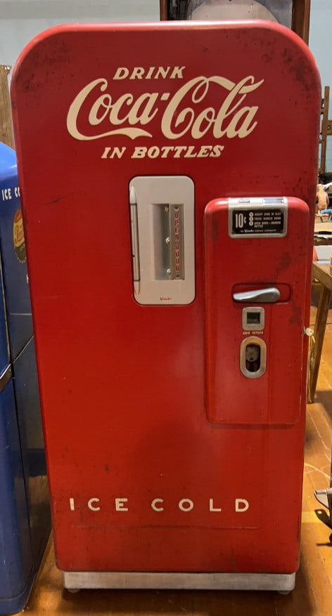 VENDO 30 COCA-COLA VENDING MACHINE (1 of 4)