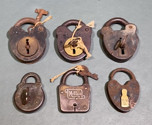 6 VARIOUS ANTIQUE LOCK (1 of 5)