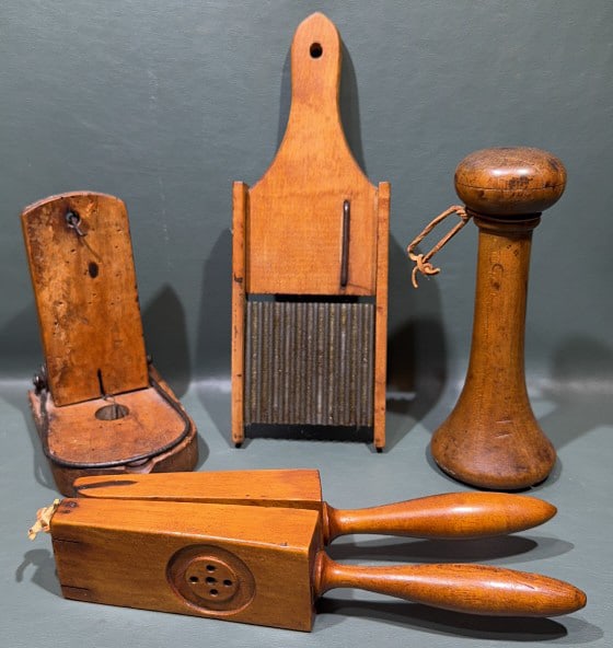 COLLECTION OF WOODEN COUNTRY SMALLS LOT: 9" TALL