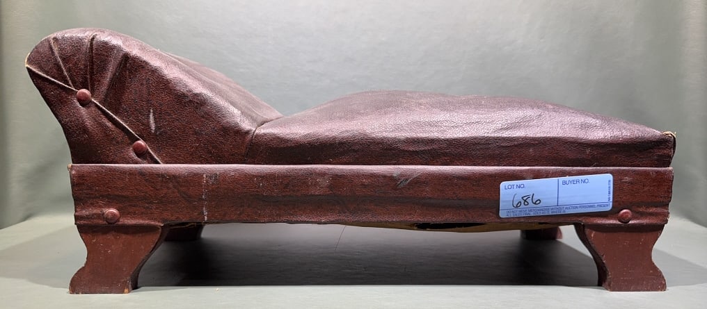 DOLL FAINTING COUCH / STORAGE CHEST (1 of 3)