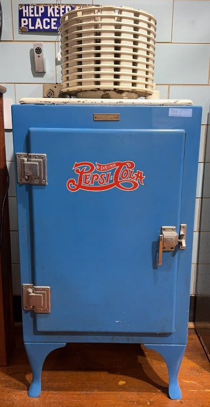VINTAGE GENERAL ELECTRIC PEPSI-COLA REFRIGERATOR (1 of 5)