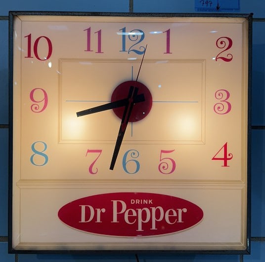 DR. PEPPER LIGHTED PAM ADVERTISING CLOCK (1 of 5)