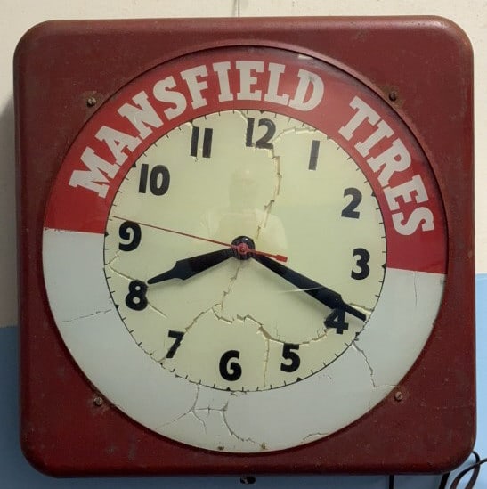 VINTAGE MANSFIELD TIRES ADVERTISING CLOCK (1 of 4)