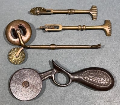 COLLECTION OF VINTAGE PIE /PASTRY CRIMPERS/CUTTERS (1 of 5)