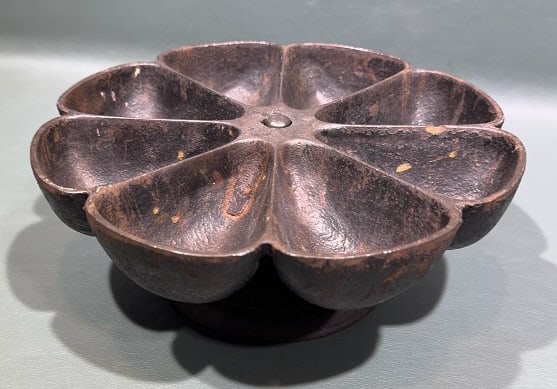 CAST IRON NAIL ROTATING CADDY (1 of 4)