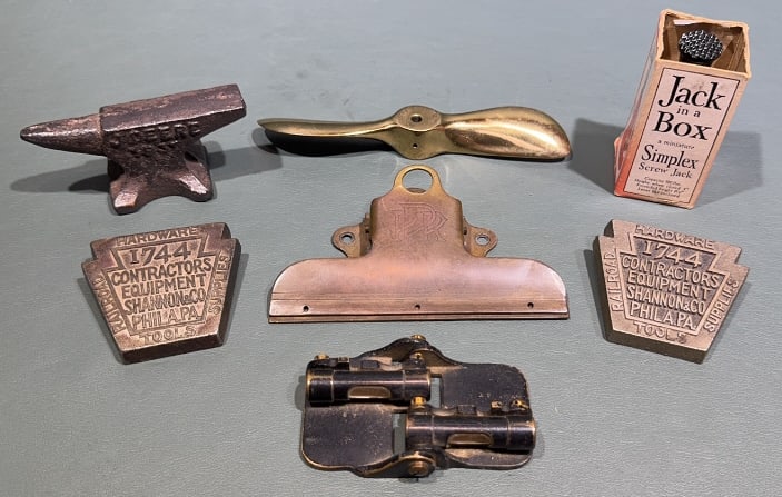 COLLECTION OF VARIOUS ADVERTISING COLLECTABLES (1 of 9)