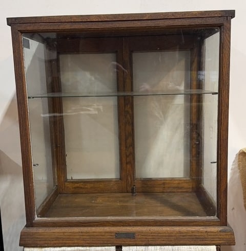 ANTIQUE OAK COUNTRY STORE SHOWCASE: THE SUN MANUFACTURING COMPANY 25" WIDE X 16" DEEP X 26" TALL