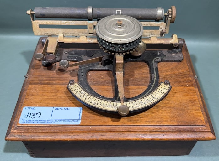 ANTIQUE PEOPLE INDEX TYPEWRITER IN WALNUT CASE (1 of 7)