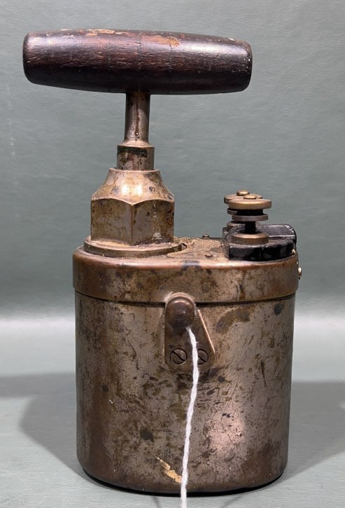 ATLAS POWDER CO. DETONATOR BLASTING MACHINE (1 of 4)