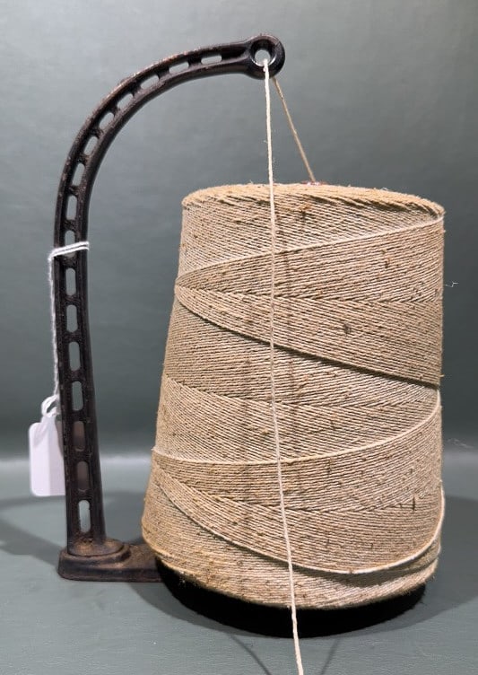 VINTAGE IRON STORE DISPLAY STRING HOLDER (1 of 2)