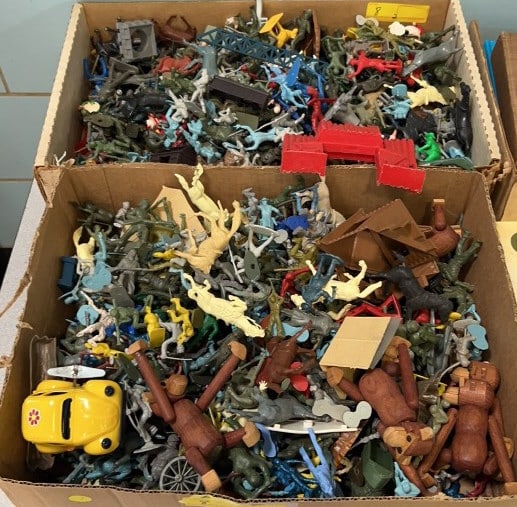VINTAGE PLASTIC TOY SOLDIERS & OTHER FIGURES