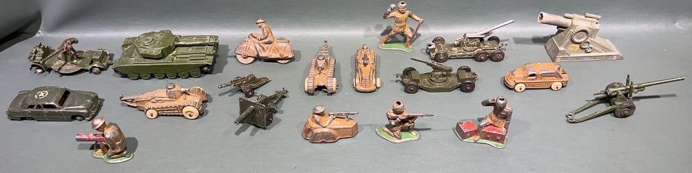 COLLECTION OF VINTAGE MILITARY TOYS (1 of 5)