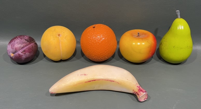 6 PIECES OF STONE FRUIT (1 of 3)