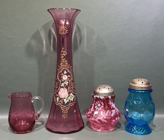 ANTIQUE COLORED GLASS SHAKERS & DECORATED VASE LOT (1 of 3)