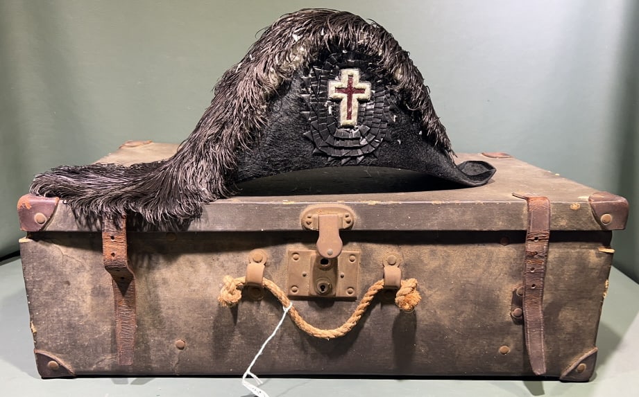 VINTAGE MASONIC KNIGHTS TEMPLAR CEREMONIAL OUTFIT: INCLUDING HAT AND ORIGINAL CASE 23-1/2" X 9" X 13"