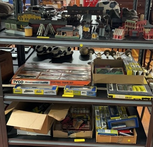 LG. LOT OF HO SCALE MODEL TRAINS & ACCESSORIES: 28" X 17"