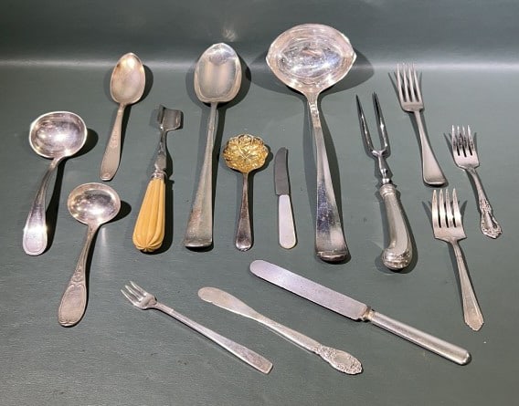 LG LOT OF SILVERPLATE FLATWARE SERVING PIECES: 13" X 4"