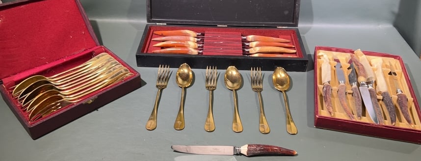 GOLD FLATWARE & HORN HANDLED STEAK KNIVES