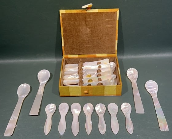 COLLECTION OF MOTHER OF PEARL UTENSILS (1 of 3)