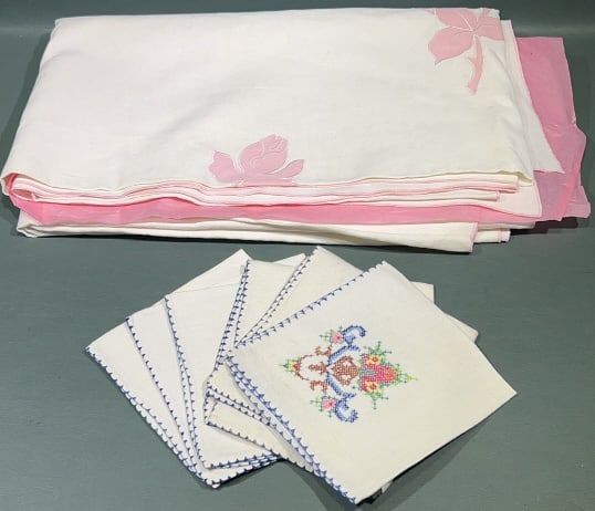 WHITE & PINK STITCHED TABLE CLOTH & 6 NAPKINS (1 of 2)