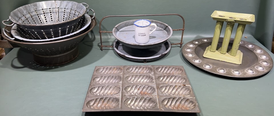 LARGE LOT OF METAL KITCHENWARE (1 of 4)