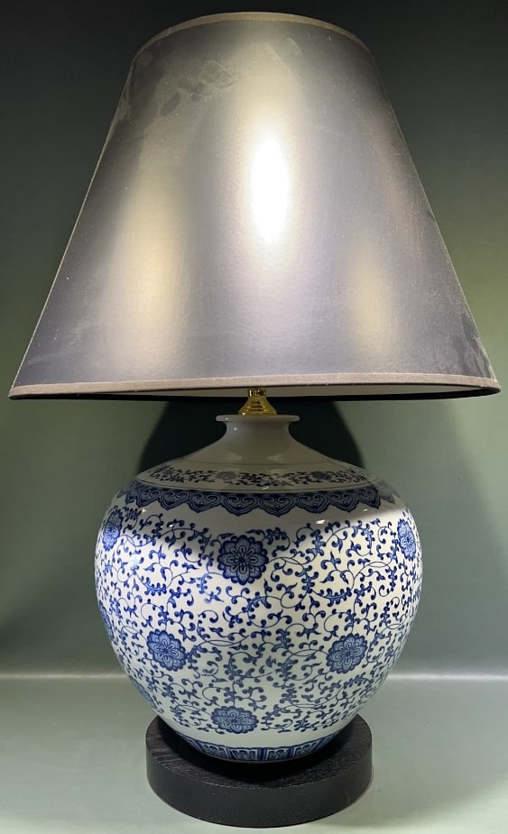 LARGE BLUE & WHITE ORIENTAL PORCELAIN LAMP: 29" TALL