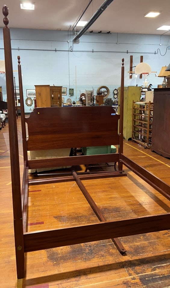 WRIGHT TABLE CO. MAHOGANY CALI. KING SIZE BED: 76" X 88" X 90-1/2"