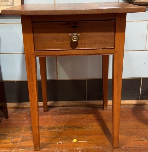 ANTIQUE COUNTRY ONE DRAWER STAND: 28-1/2" X 23" X 23"
