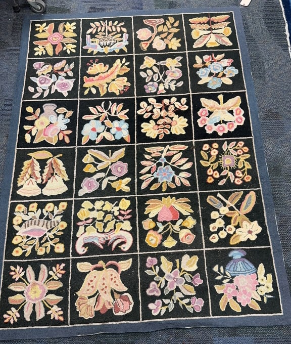 FLORAL HOOKED AREA RUG (1 of 4)