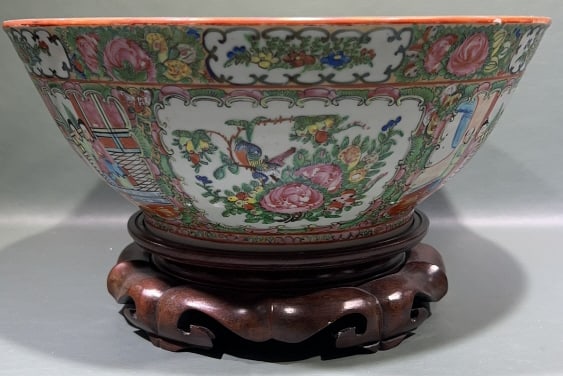 LARGE ROSE MEDALLION BOWL W/WOODEN BASE: 13.5" X 5"