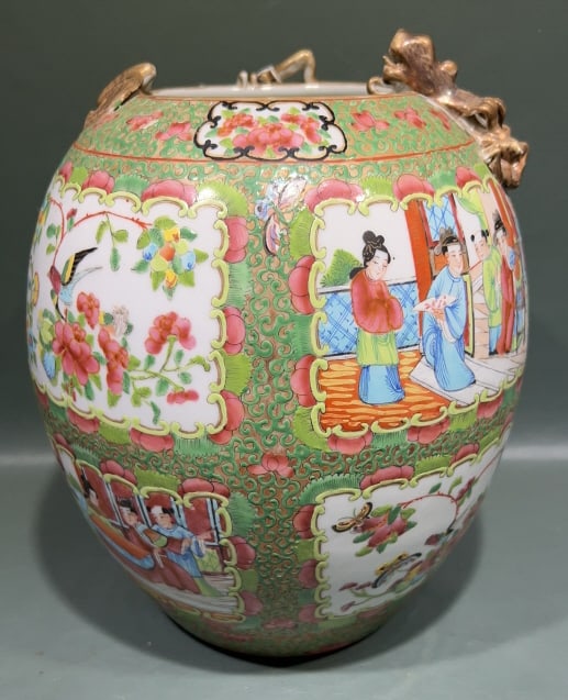 LR ROSE MEDALLION VASE W/GOLD DRAGON DECORATION: 10" X 9"