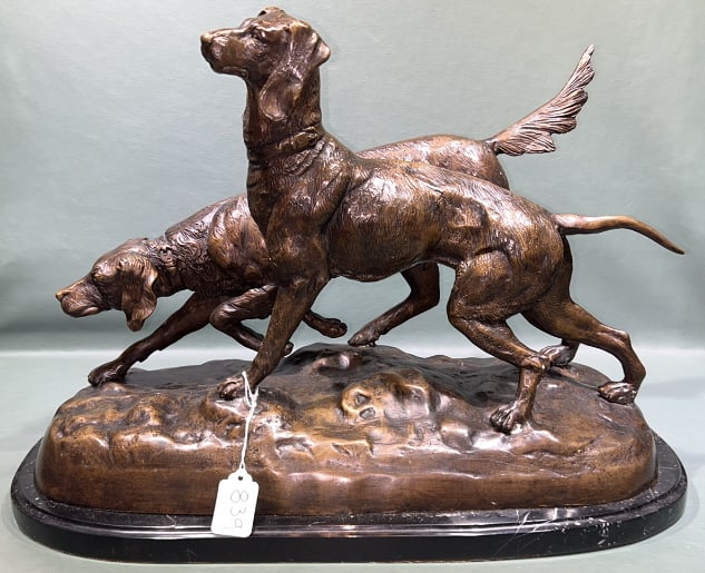 LARGE BRONZE HUNTING DOG STATUE (1 of 4)