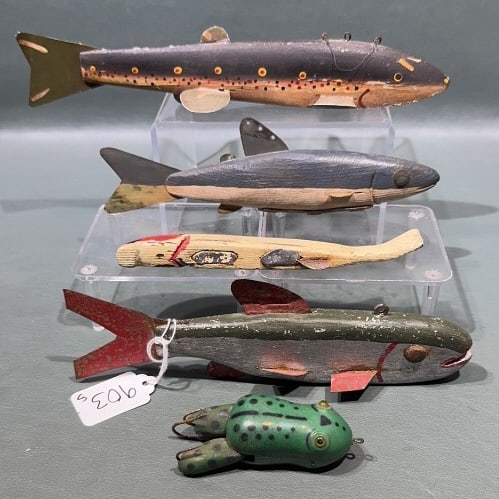COLLECTION OF VINTAGE FISH DECOYS (1 of 5)