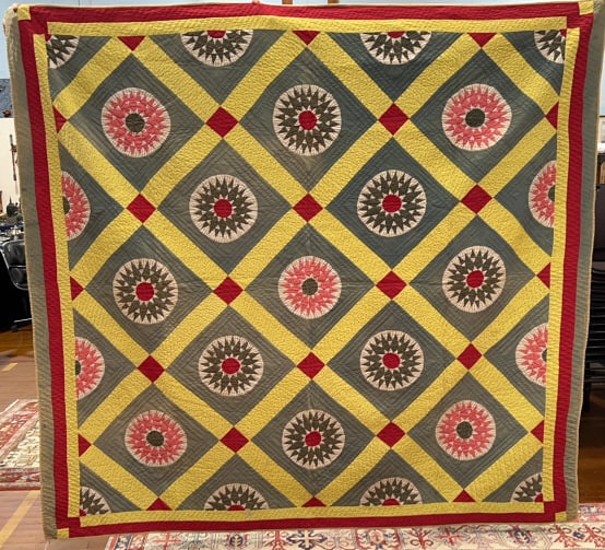 ANTIQUE HAND STITCHED DRESDEN PLATE QUILT: ~