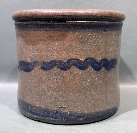 ANT. BLUE WAVY STRIPE DECORATED STONEWARE CROCK: 6" X 7"