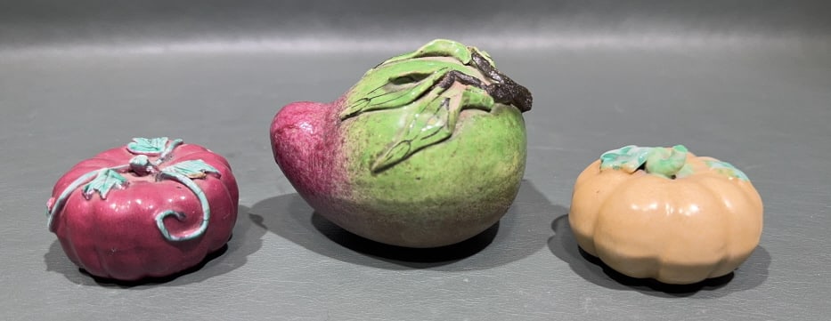3 CHINESE EXPORT ALTER FRIUT FIGURINES: 3.5" X 3"