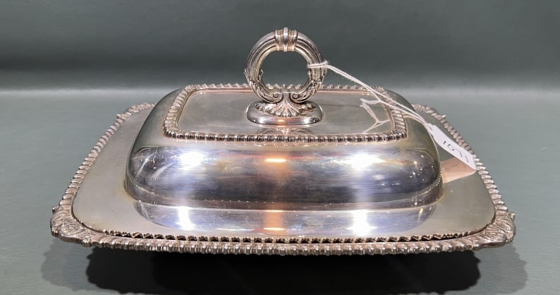 TIFFANY & CO. STERLING SILVER COVERED VEG BOWL: 49.7 OZT. 11" X 8-1/2" X 5"