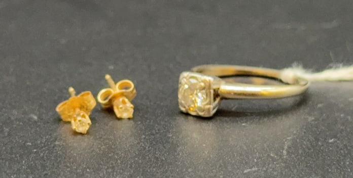 14KT GOLD RING & EARRINGS W/ SMALL DIAMONDS: 3g