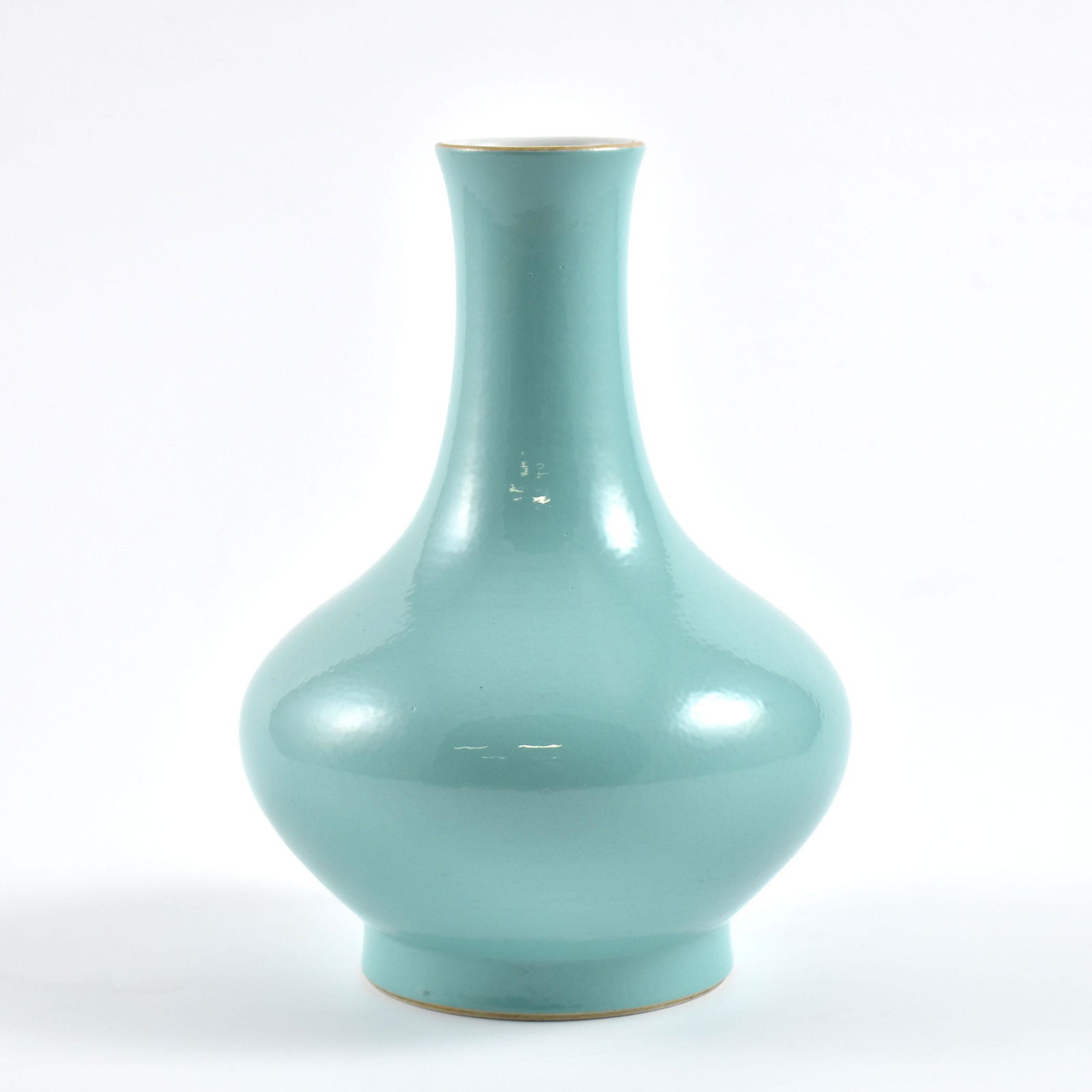 A FINE CHINESE PEACOCK GREEN REWARD VASE (1 of 5)