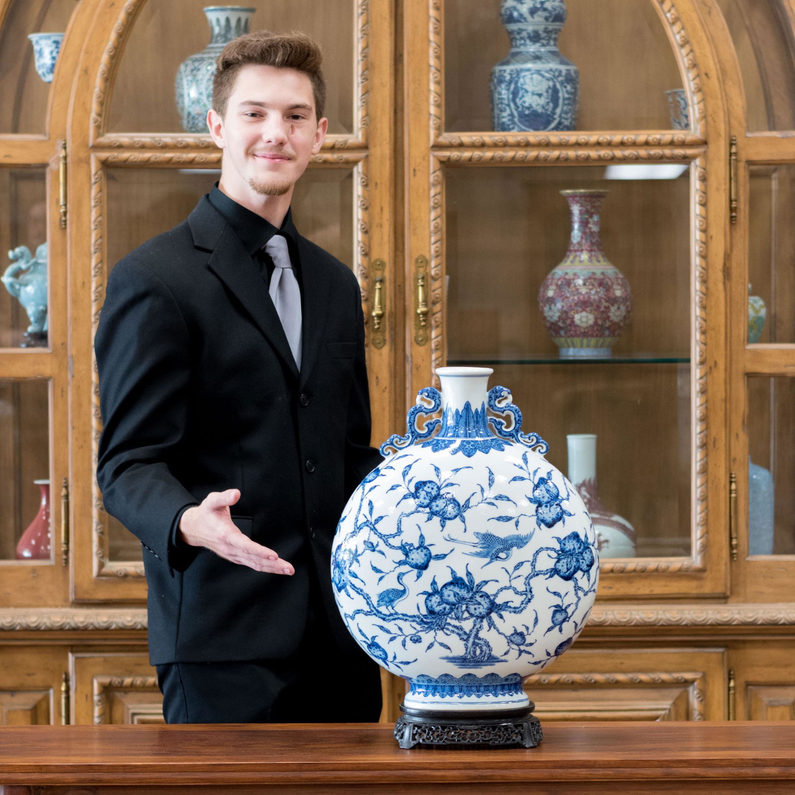 BLUE & WHITE PEACH ABUNDANT MOON VASE ON STAND (1 of 10)
