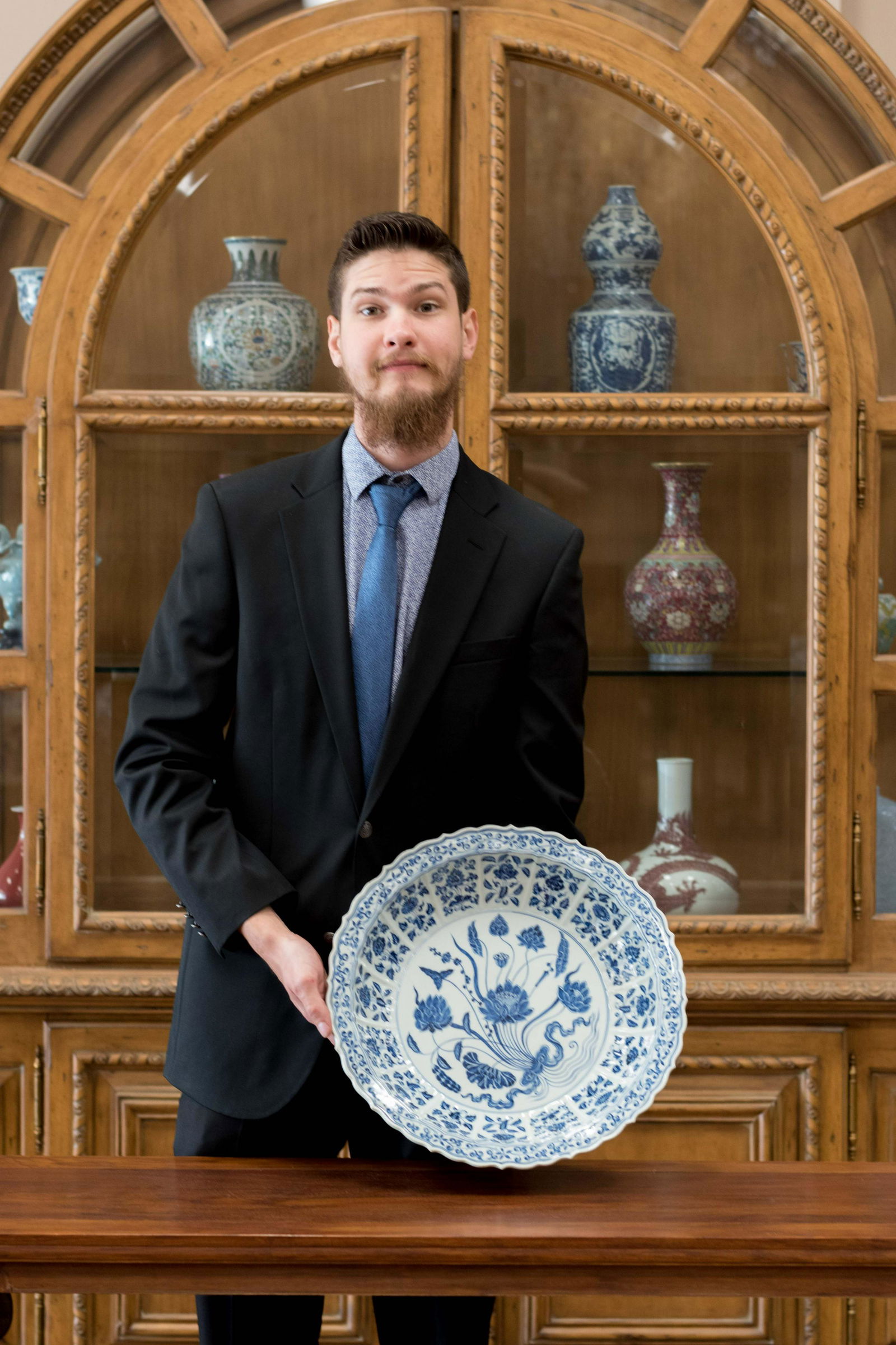 MING BLUE & WHITE FLORAL MOTIF SCALLOPED RIM PLATE (1 of 9)