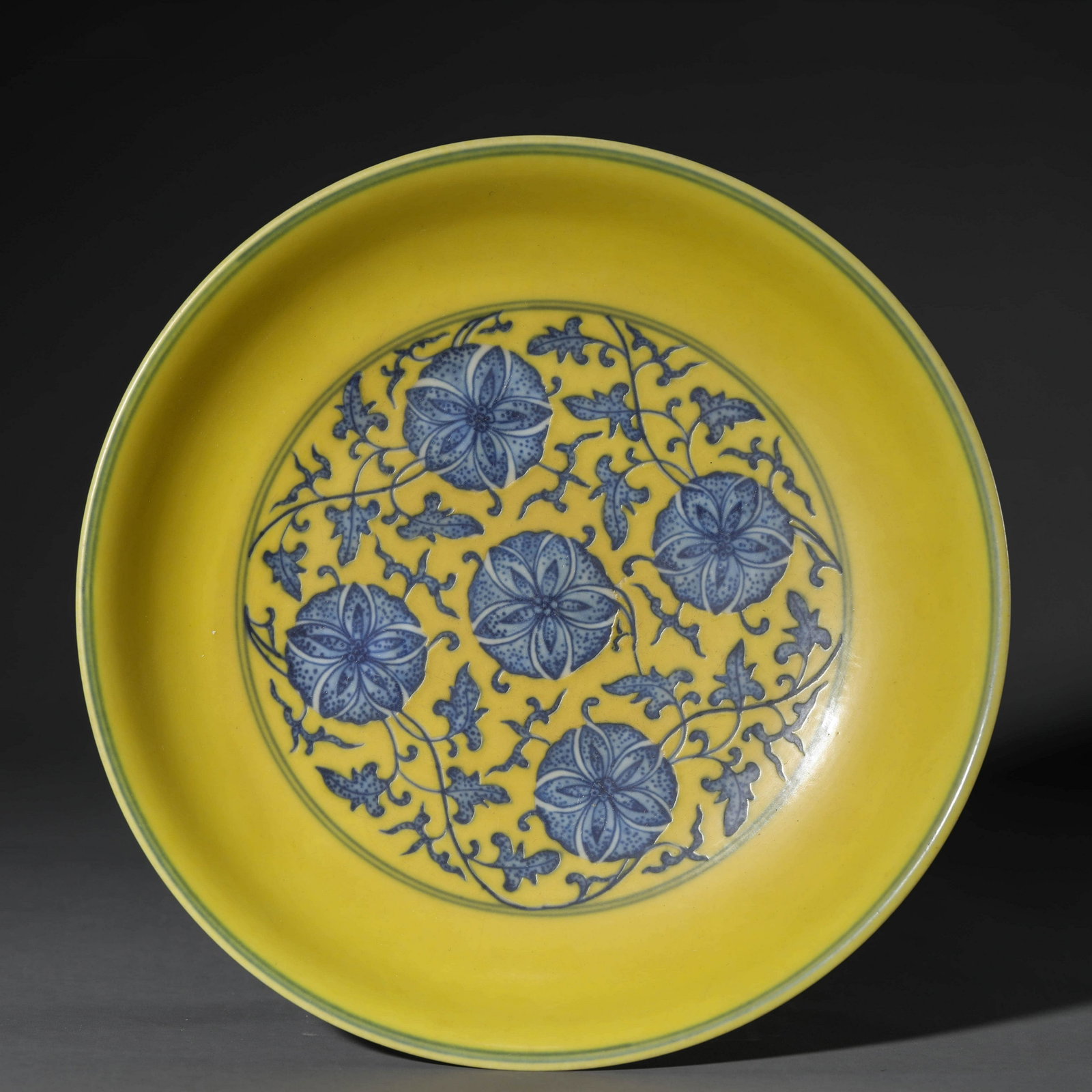 Yellow-Ground and Underglaze Blue : Yellow-Ground and Underglaze Blue Flower Plate Diam.20.3cm, Height:4.2cm,