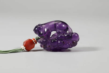 Purple Crystal Squirrel Grape Pendant: Purple Crystal Squirrel Grape Pendant Length:6cm, Weight:60g Detailed condition reports are not included in this catalog. For additional information, including condition reports, please contact us