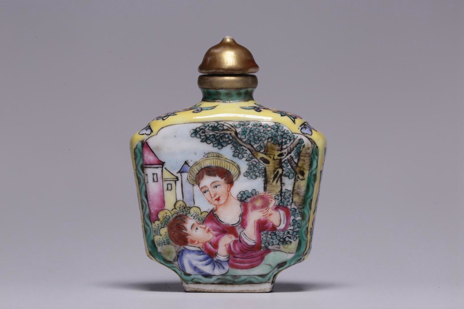 Falangcai European Figure Snuff Bottle (1 of 6)