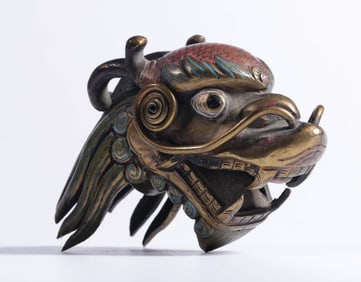 A LACQUERED BRONZE DRAGON-HEAD HANDLE ORNAMENT