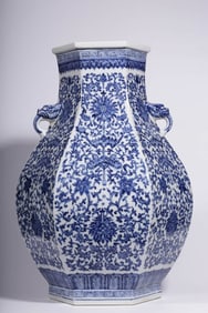A BLUE AND WHITE 'LONGEVITY AND BLESSING' HEXAGONAL VASE WITH BEAST HANDLES
